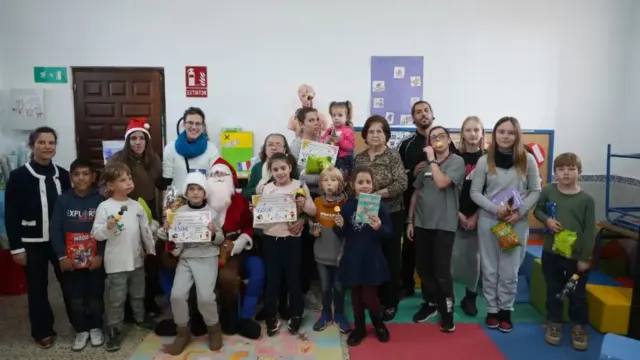 CARTAJIMA ENTREGA AYUDAS A FAMILIAS CON HIJOS EN SU COLEGIO