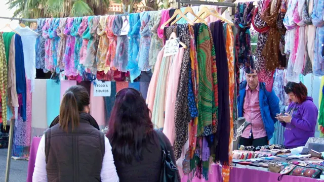 Los comerciantes del rastro de Estepona se rebelan contra el Ayuntamiento y de nuevo no montan el mercadillo: «Nos arrinconan como animales»