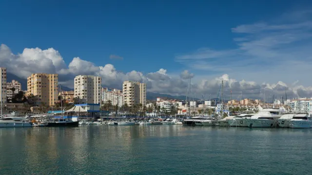 Estepona o el dudoso récord de los alquileres más altos y las viviendas plurifamiliares más caras de la provincia tras la capital
