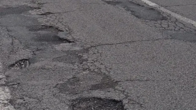 El superávit presupuestario del Ayuntamiento de Estepona no se traduce en la mejora de sus servicios