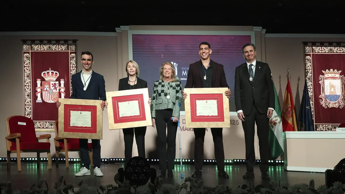 Elena Benítez, Luis Ángel Maté y Ayoub Ghadfa reciben las Medallas de la Ciudad de Marbella