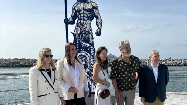 El Poseidón de Marcos Marín, expuesto en Puerto Banús hasta el próximo mes de julio