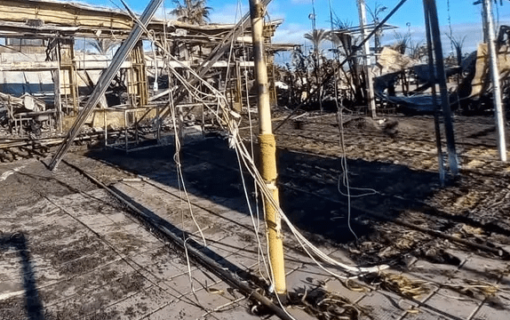 El fuego devora por completo el chiringuito «El Silencio» en Torremolinos