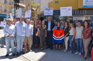 Sanitarios y vecinos alzan la voz por unas urgencias dignas en Las Lagunas en una situación que califican como de "insostenible" 1 Dirigentes del PSOE de Mijas, Fuengirola y Málaga, ha estado presentes en la movlización.