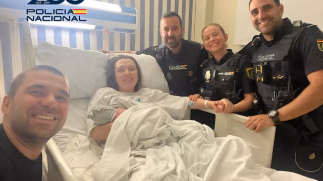 Un nacimiento inesperado en la madrugada marbellí convierte a policías nacionales en comadronas improvisadas
