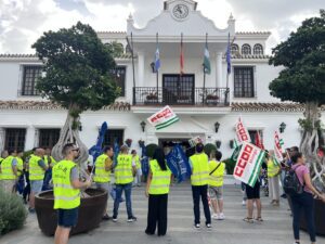 El talante de la alcaldesa de Mijas: insulta a policías y bomberos comparándoles con “perros y gallinas e ignorantes”