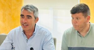 Víctor Navas alerta de que el PP lleva a Acosol a su mayor déficit en años y advierte de intentos de privatización 1 Víctor Navas y Javier Guerrero