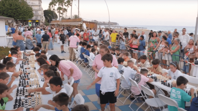 El Ayuntamiento de Estepona organiza partidas de ajedrez en los tableros del Paseo Marítimo todo el verano