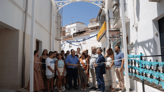 La Virgen de la Cruz estrenará una nueva cúpula decorativa en su recorrido procesional gracias a los jóvenes de la Hermandad del Nazareno