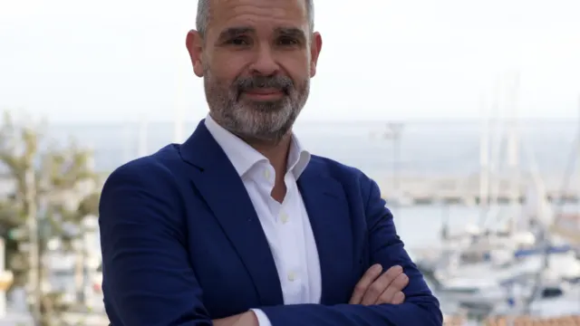 Bendodo ha venido a “reírse de Marbella” presumiendo de inversiones mientras el municipio está “sucio y abandonado” en plena época turística