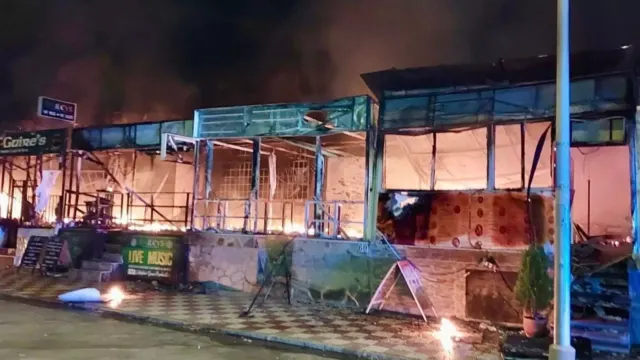 Un incendio en Torremolinos arrasa varios locales de ocio y un supermercado