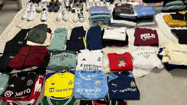 Desmantelan un punto de venta ilegal con más de 2.300 falsificaciones en el paseo marítimo de Benalmádena