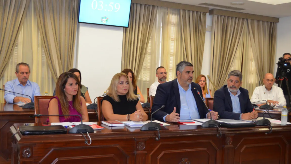 El PSOE logra el apoyo unánime del pleno de Mijas para exigir a la Junta un plan que elimine las 28 aulas prefabricadas del municipio
