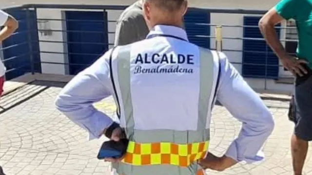 De placas a chalecos con el nombre de «Alcalde»: el último capricho visible del regidor popular de Benalmádena