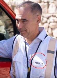 De placas a chalecos con el nombre de "Alcalde": el último capricho visible del regidor popular de Benalmádena