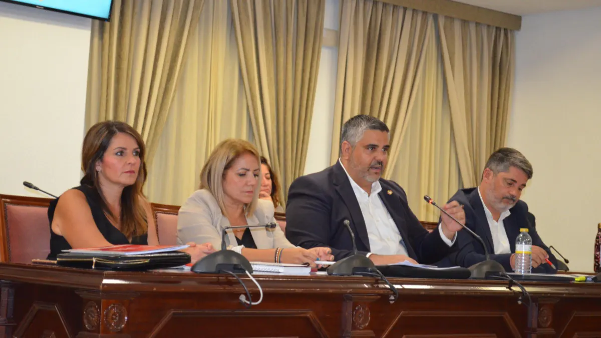 El PSOE de Mijas exige en el pleno del Ayuntamiento la dimisión de Moreno Bonilla por la crisis de los cribados del cáncer de mama