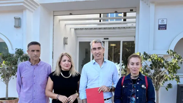 Piden retirar la medalla de la Mancomunidad a Juanma Moreno en plena crisis de los cribados de cáncer de mama