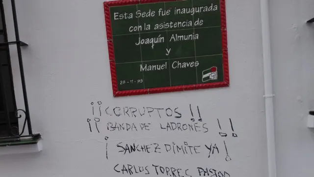 Vuelven a vandalizar la sede del PSOE de Fuengirola con pintadas contra Pedro Sánchez