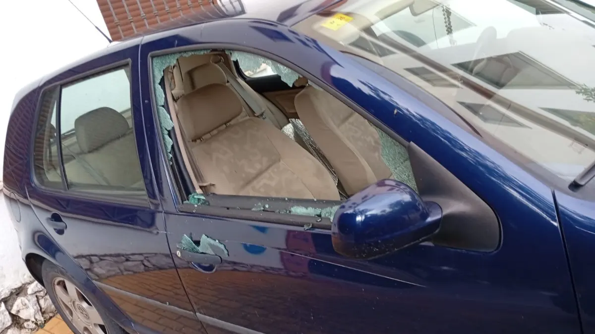 Una nueva oleada de robos y vandalismo en vehículos reaviva el debate sobre la seguridad en Estepona
