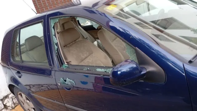 Una nueva oleada de robos y vandalismo en vehículos reaviva el debate sobre la seguridad en Estepona