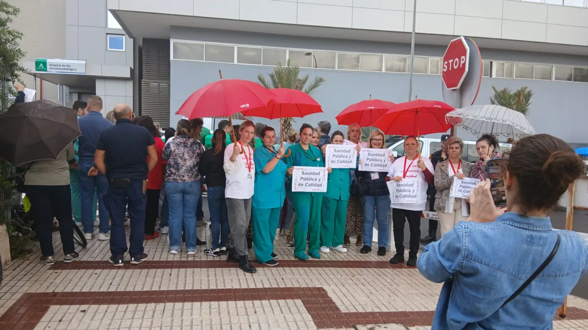Juanma Moreno es recibido con abucheos durante la inauguración del nuevo Hospital Oncohematológico del Clínico de Málaga