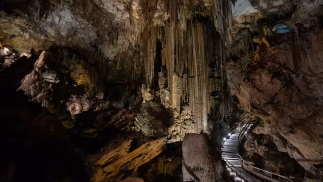 Una Navidad distinta: cambia el salón de casa por la magia subterránea de la Cueva de Nerja