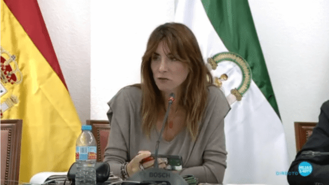 Grosero y burdo incidente en el Pleno de Mijas al mofarse la alcaldesa del físico de los concejales del PSOE