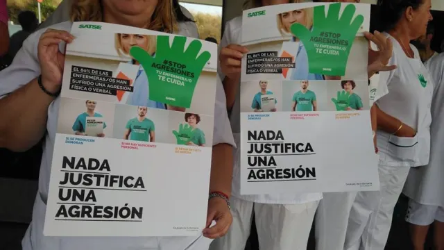 Una enfermera del Hospital Costa del Sol, agredida por un paciente y de baja tras recibir una patada en la cabeza