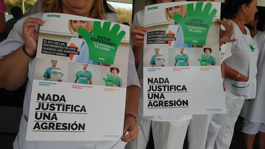 Una enfermera del Hospital Costa del Sol, agredida por un paciente y de baja tras recibir una patada en la cabeza