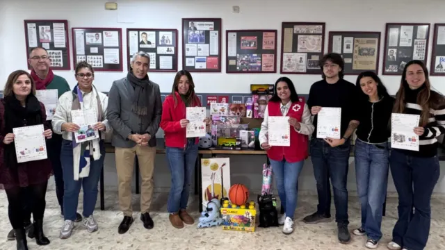 Juventudes Socialistas de Benalmádena entregan a Cruz Roja los juguetes recogidos durante su tradicional campaña navideña