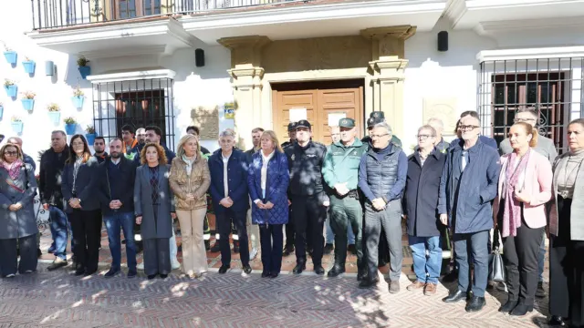 Marbella guarda un minuto de silencio en memoria de las víctimas del trágico accidente ferroviario y cancela los actos institucionales en FITUR