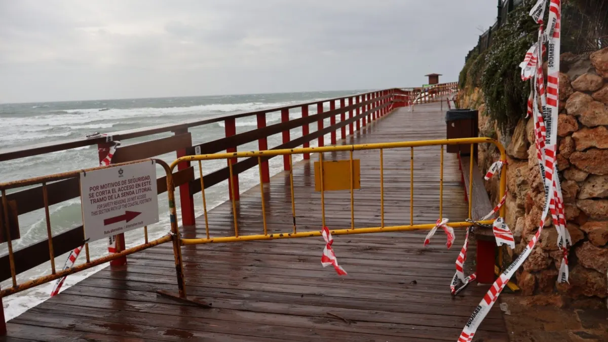 El arreglo del tramo de la Senda Litoral de Mijas afectado por el temporal en El Capricho obligará a su desmontaje parcial y pilotaje