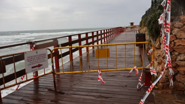 El arreglo del tramo de la Senda Litoral de Mijas afectado por el temporal en El Capricho obligará a su desmontaje parcial y pilotaje