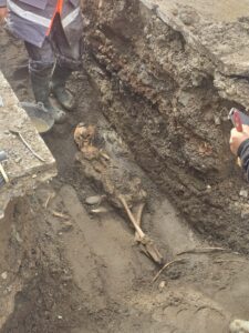 Aparecen restos humanos durante las obras municipales de un aparcamiento en Estepona