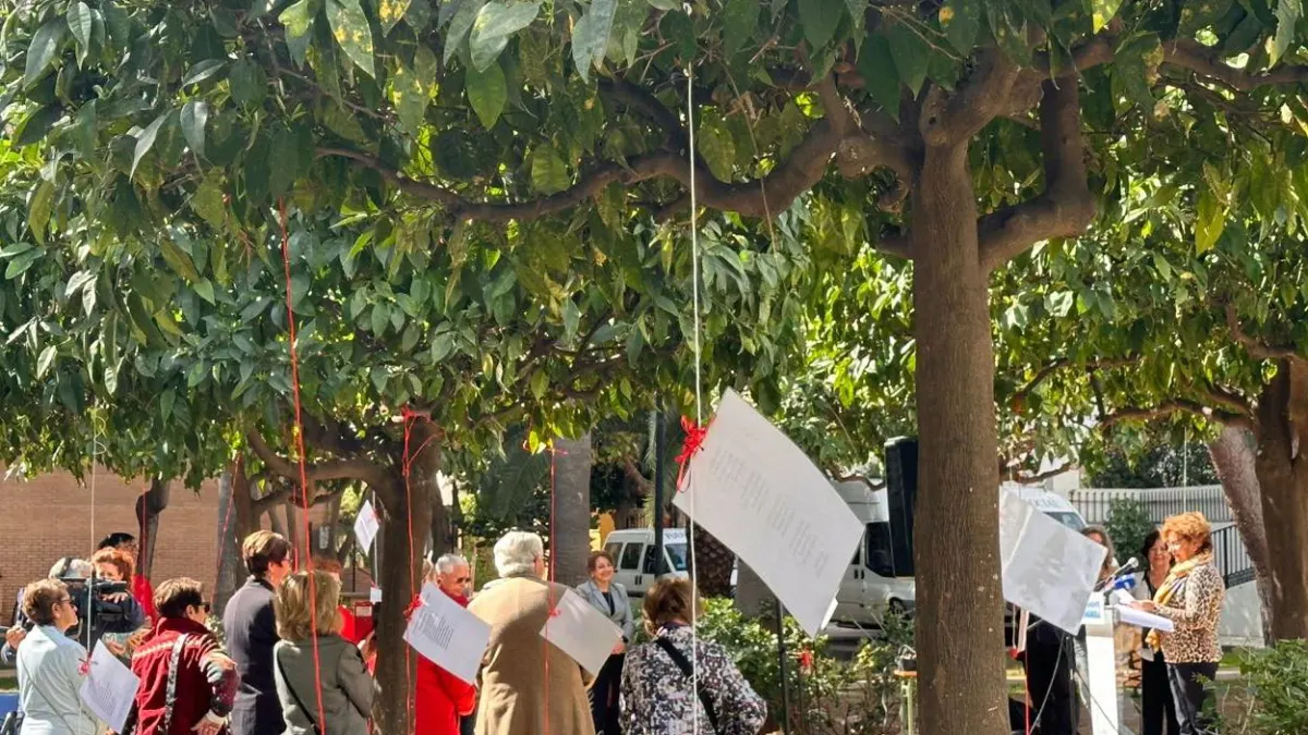 La plaza de Los Naranjos de Fuengirola acoge este viernes 13 de febrero el encuentro poético ‘La Caída de la Hoja Romántica’