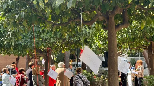 La plaza de Los Naranjos de Fuengirola acoge este viernes 13 de febrero el encuentro poético ‘La Caída de la Hoja Romántica’