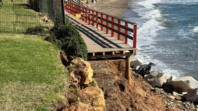 Mijas comienza los trabajos de desmontaje del tramo de la Senda Litoral afectado por los temporales para iniciar su reconstrucción