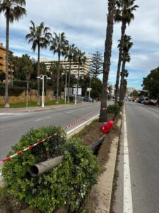 El PSOE destapa el nuevo “despilfarro” del gobierno del PP en Benalmádena: un millón de euros para regar una mediana