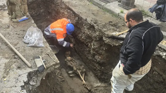 Aparecen restos humanos durante las obras municipales de un aparcamiento en Estepona