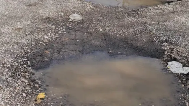 El Gobierno ya ha puesto 8,7 millones para arreglar la A-7, pero García Urbano vuelve a esconder la verdad mientras Estepona está llena de socavones
