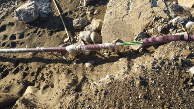 Lamentan el abandono del mantenimiento en Estepona tras meses de denuncias por un cable con electricidad en la playa de Punta Plata