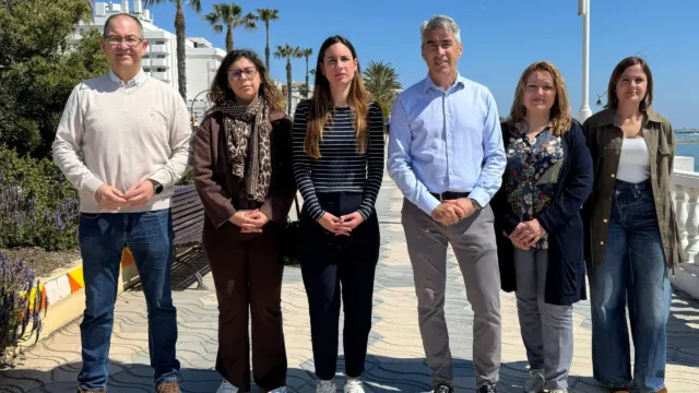 Los socialistas de Benalmádena buscan al alcalde «ausente», más centrado en confrontar con Pedro Sánchez o en hacer campaña electoral