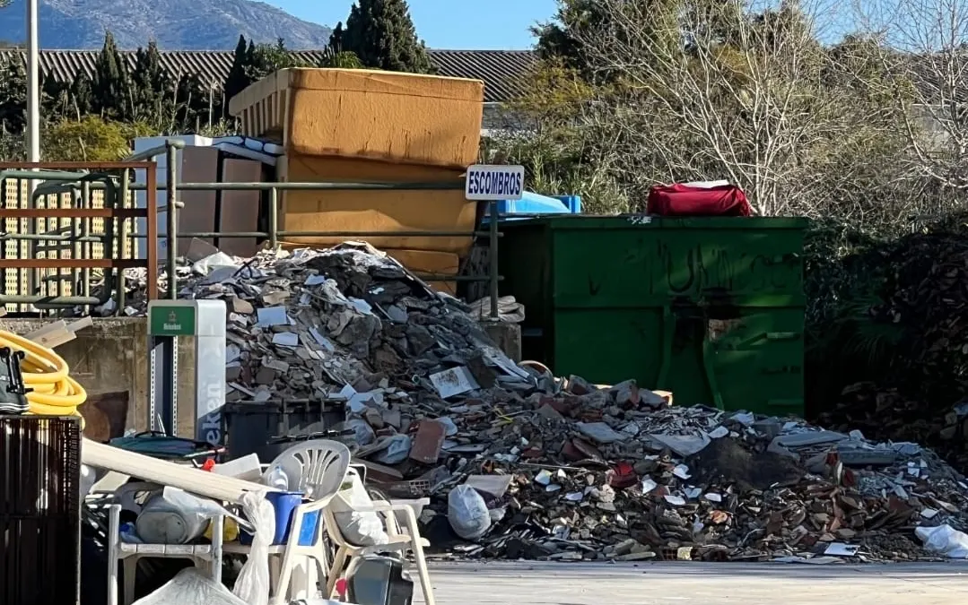 Critican la acumulación incontrolada de residuos en el punto limpio de La Cala