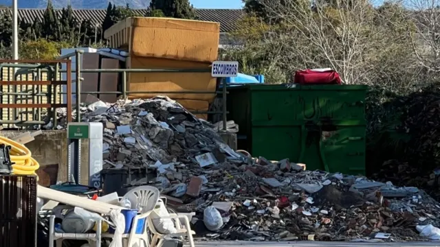 Critican la acumulación incontrolada de residuos en el punto limpio de La Cala