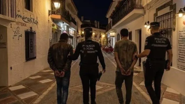 Polémica en Benalmádena por la difusión de una imagen alterada con IA que dio que pensar el origen extranjero de unos detenidos