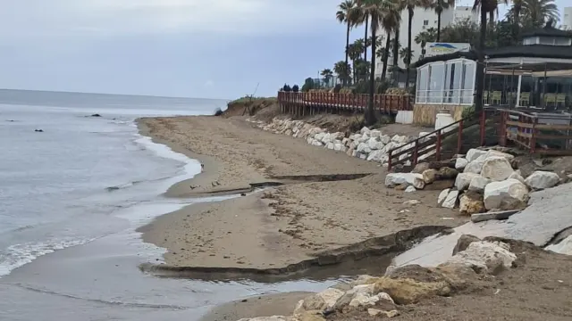 Critican el “despilfarro” de 247.000 euros en arena de playa pese a la previsión de temporales