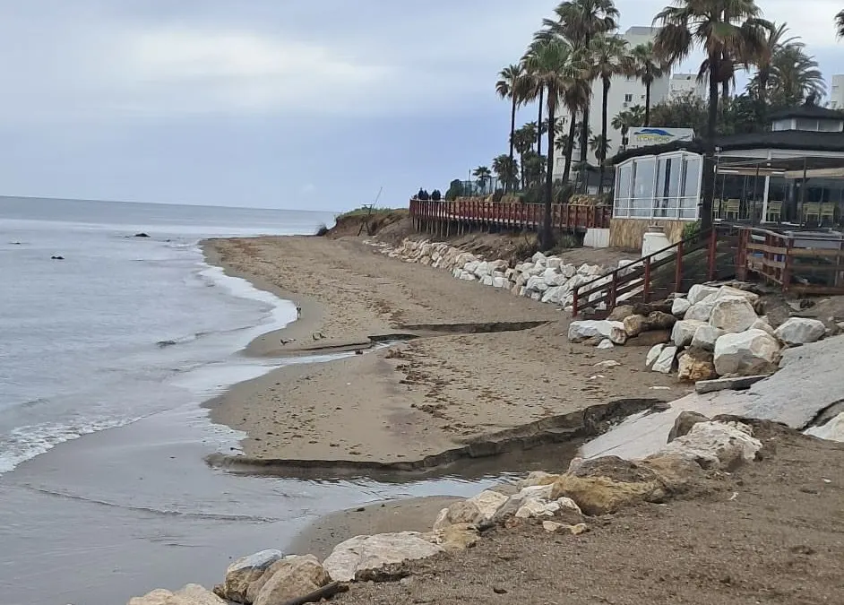 Critican el “despilfarro” de 247.000 euros en arena de playa pese a la previsión de temporales