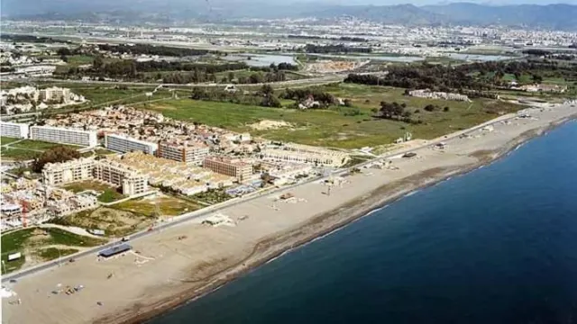 El Ayuntamiento de Torremolinos prohíbe el baño en la playa de Los Álamos por prevención tras la última analítica