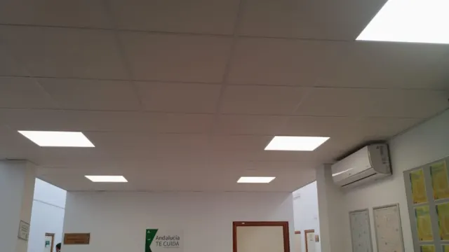 El techo de la sala de espera del centro de salud de San Miguel ya ha sido reparado y sustituido