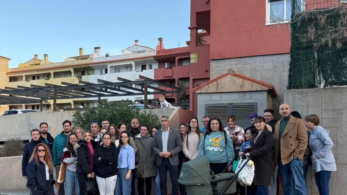 Protesta vecinal en Benalmádena por la incertidumbre en sus viviendas y el temor a desalojos